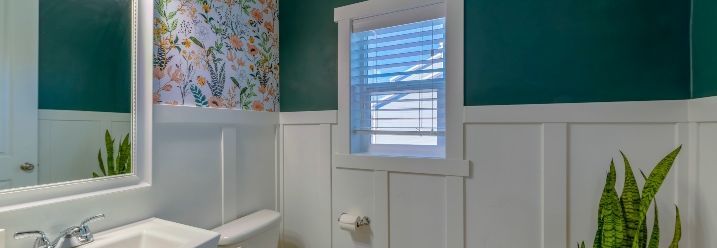Kleines Badezimmer mit geblümter Tapete